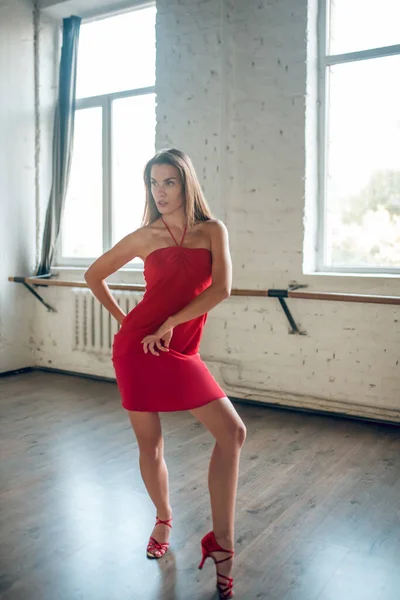 Artistieke jonge vrouw uitvoeren van gepassioneerde tango bewegingen — Stockfoto