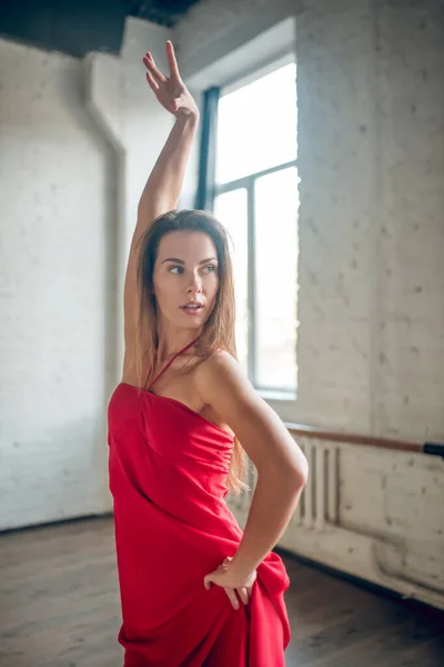 Mulher artística e confiante dançando o tango na aula de dança — Fotografia de Stock