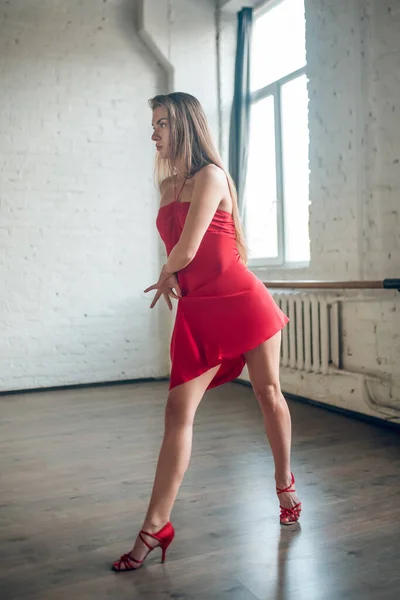 Mujer artística bailando profesionalmente danza de estilo latino —  Fotos de Stock