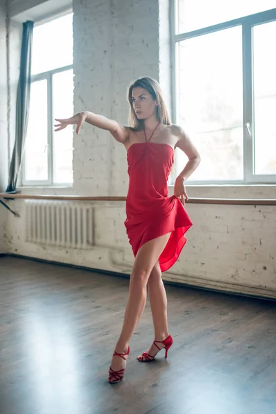 Professionele danser die artistieke en nauwkeurige bewegingen maakt — Stockfoto