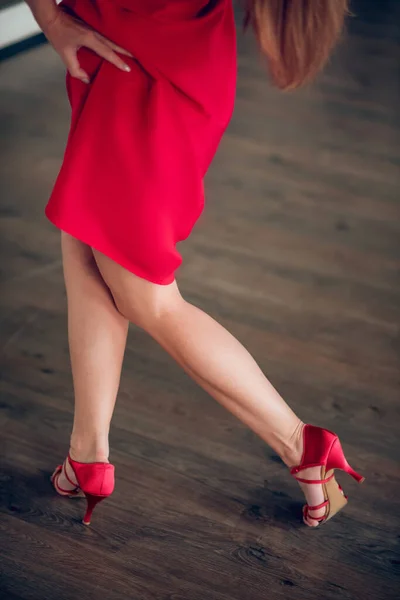 Femme portant une robe rouge et des talons pendant la répétition — Photo