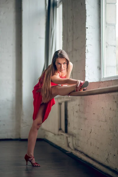 Mujer haciendo ejercicios de estiramiento en el estudio de danza — Foto de Stock