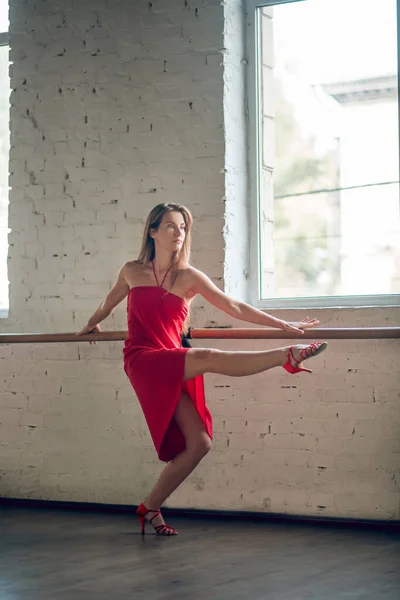 Женщина практикует сложные танцевальные движения в классе — стоковое фото