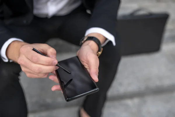 Крупним планом фото бізнесмена, який пише повідомлення на смартфоні — стокове фото