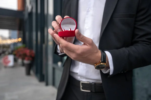 Närbild på män händer som håller i en låda med förlovningsring — Stockfoto