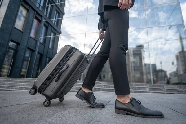 Nahaufnahme eines Mannes im schwarzen Anzug mit einem Koffer — Stockfoto