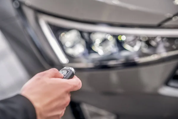 Primer plano de la mano masculina pulsando la alarma del coche — Foto de Stock