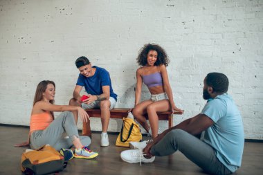 Bir grup dansçı geçmiş provalarını tartışıyor.