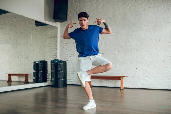 Uomo con fiducia facendo movimenti hip-hop durante la lezione di danza — Foto Stock