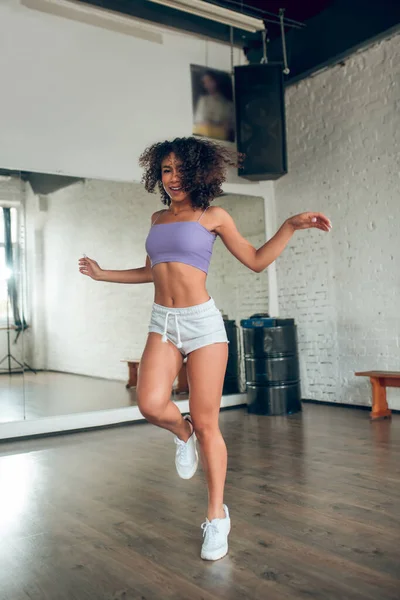Bailarina segura y activa saltando mientras baila —  Fotos de Stock