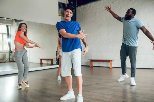 Equipo de baile que tiene un ensayo común en una escuela de baile —  Fotos de Stock