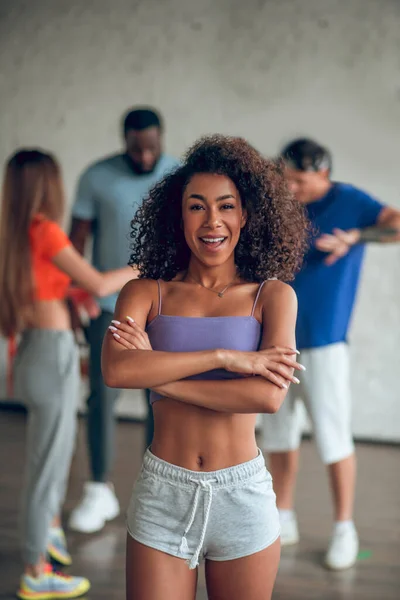 Mujer segura y profesional al frente de un equipo de bailarines —  Fotos de Stock