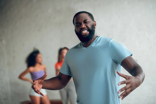 Hombre haciendo una introducción teórica a la coreografía —  Fotos de Stock