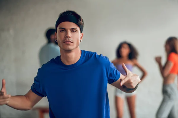 Hombre haciendo movimientos de hip-hop durante el ensayo —  Fotos de Stock