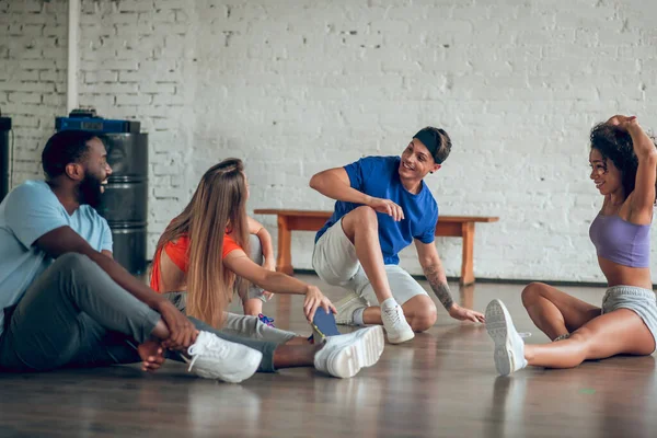 Bir grup dansçı antrenmandan önce ısınıyor. — Stok fotoğraf