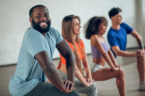 Bailarines sintiéndose bien mientras hacen ejercicios de estiramiento —  Fotos de Stock