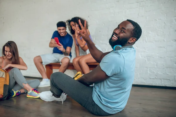 Equipo de bailarines divirtiéndose después del ensayo —  Fotos de Stock