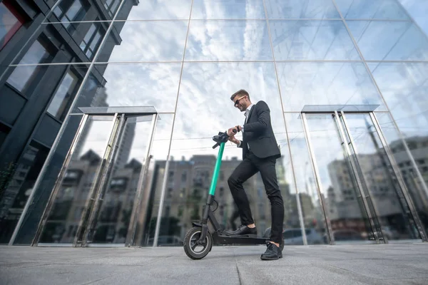 Young businessman i with the scooter near business center — Stock Photo, Image