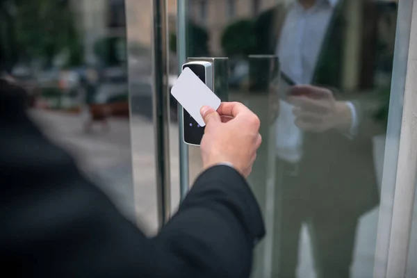 Primer plano de la mano del hombre sosteniendo una tarjeta de acceso —  Fotos de Stock