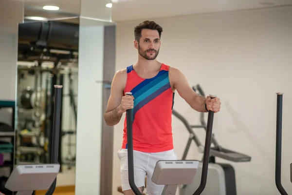 Joven haciendo ejercicio en el gimnasio y buscando concentrado — Foto de Stock