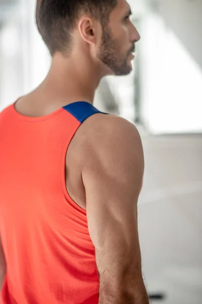 Imagen de cerca de un hombre deportivo en forma con buenos músculos — Foto de Stock