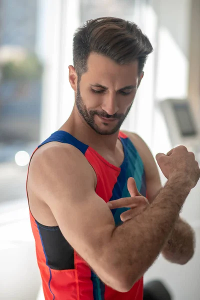 Imagen de un hombre deportivo en forma con buenos músculos — Foto de Stock