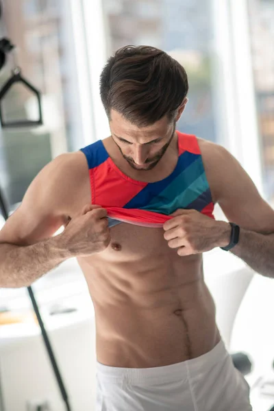 Imagen de un hombre con músculos abdominales fuertes — Foto de Stock
