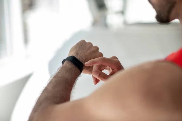 Imagen de cerca de un mna mirando el reloj inteligente — Foto de Stock