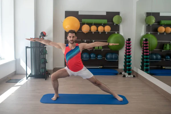Baard man oefenen yoga, staan in krijger twee pose — Stockfoto