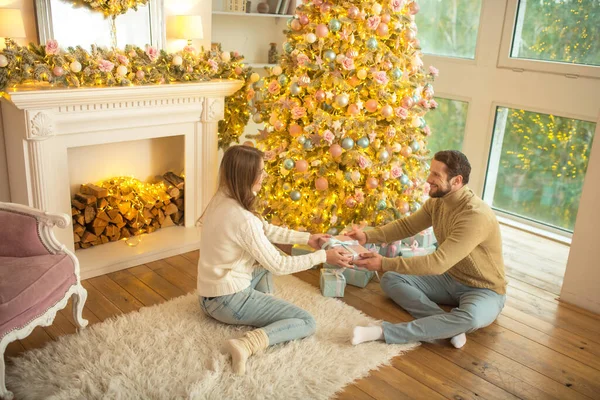 Schöner bärtiger Mann, der seiner Freundin ein Geschenk macht — Stockfoto