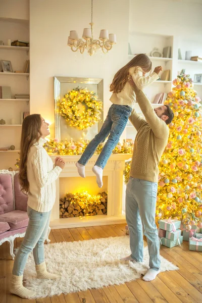 Dad holding his daughter in the air and feeling happy — Stock Photo, Image