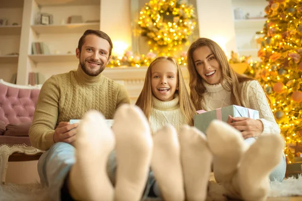 Leuke familie zit op de vloer en voelt zich feestelijk — Stockfoto