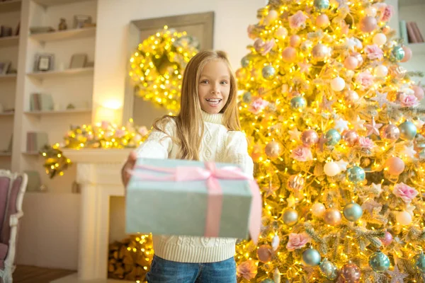 Schattig meisje met kerstcadeaus en op zoek gelukkig — Stockfoto