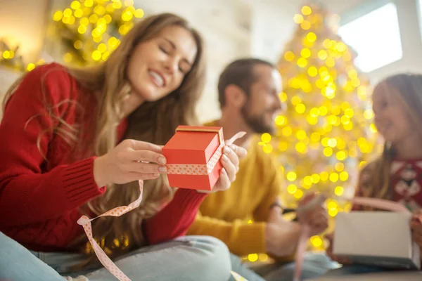 Blond schattig meisje en haar moeder glimlachen en kijken gelukkig — Stockfoto