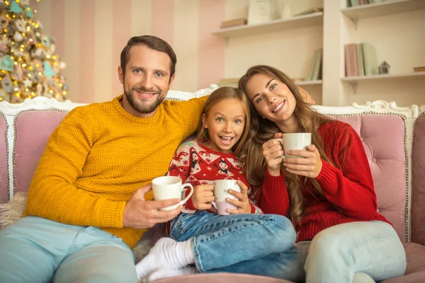 Leuke familie zit op de bank en voelt zich comfortabel — Stockfoto