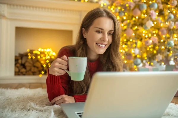 Mooie jonge vrouw met een online date en het gevoel gelukkig — Stockfoto