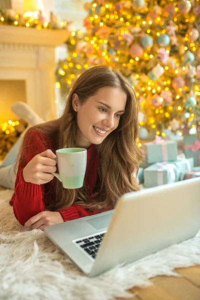 Mooie jonge vrouw met een online date en het gevoel blij — Stockfoto
