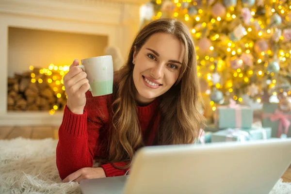 Mooie jonge vrouw met een online date en het gevoel blij — Stockfoto