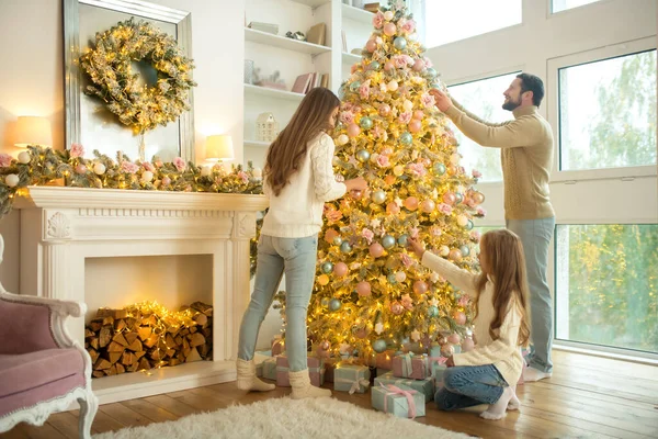 Mignon jeune famille décoration arbre de Noël à la maison — Photo