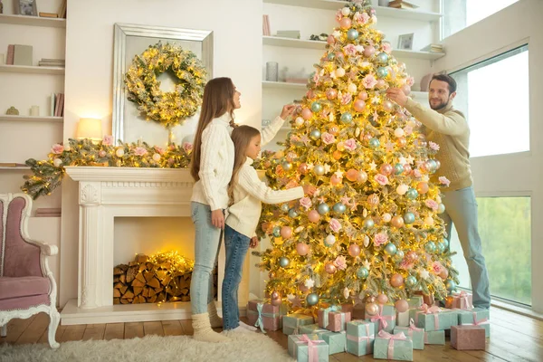 Jeune mignon famille décorer arbre de Noël ensemble — Photo