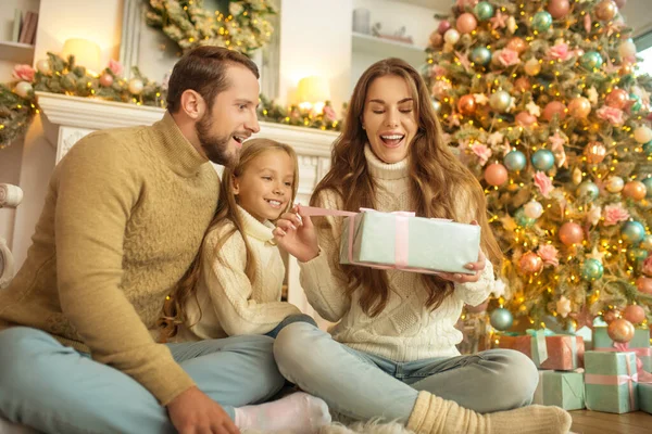 Jong gezin zwak gelukkig opening kerstcadeaus — Stockfoto