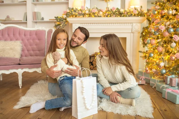 Jeunes parents offrant un cadeau de Noël à leur fille — Photo