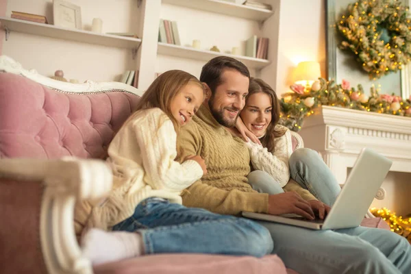 Young family spending holdiday togather and looking happy — Stock Photo, Image