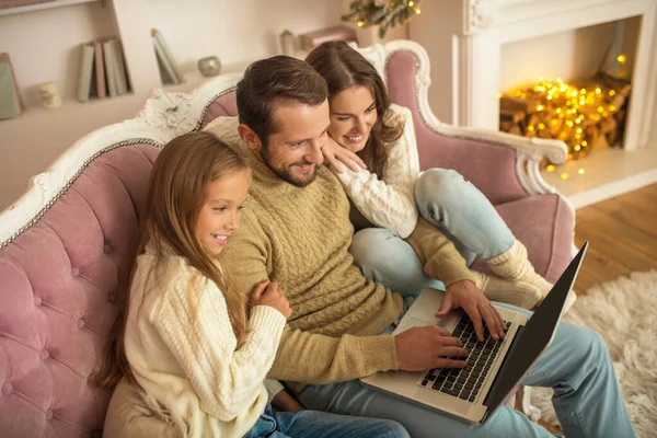 Jonge familie besteedt vakantie te verzamelen en op zoek naar gelukkig — Stockfoto