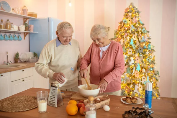 Älteres Paar kocht etwas in der Küche — Stockfoto