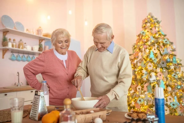 Ηλικιωμένο ζευγάρι μαγειρεύει κάτι για τα Χριστούγεννα — Φωτογραφία Αρχείου