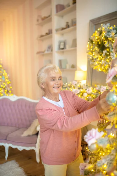 노인들은 크리스마스 트리 장식하면서 분주 해 보이는 모습 — 스톡 사진