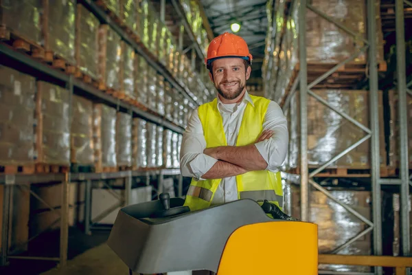 戴着橙色头盔的仓库工人看上去很满意 — 图库照片