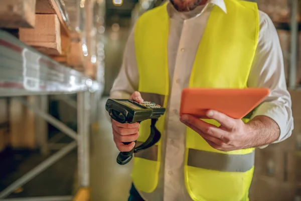 Detailní záběr dělnických rukou držících tablet a skener — Stock fotografie