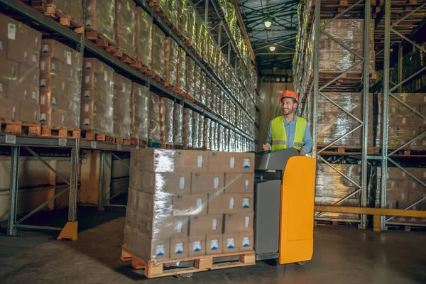 Mannelijke magazijnmedewerker in helm staat bij de megawinkel — Stockfoto